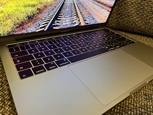 MacBook Pro (13-inch, 2016, Four Thunderbolt 3 Ports) (1 foto / 4)