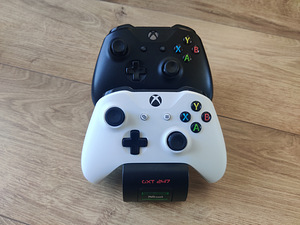 Xbox One X + 2 pulti + 2 akut ja laadija (4 foto / 5)