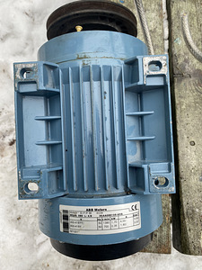 ПРОДАЕТСЯ ЭЛЕКТРОДВИГАТЕЛЬ ABB 1,7 КВТ 3F 1390ОБ/МИН (1 фото из 3)