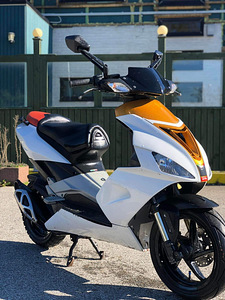 Aprilia sr 50 r (2 foto / 3)