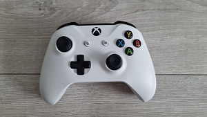 Xbox one 500gb + gamepad (2 foto / 2)