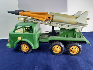 Nõukogude mänguasja Raketikandja. Töökorras (1 foto / 7)