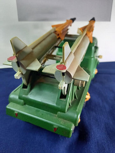 Nõukogude mänguasja Raketikandja. Töökorras (6 foto / 7)