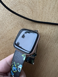 Умные часы Fitbit versa (2 фото из 3)