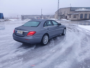 Mercedes-Benz E 220 D (8 foto / 15)