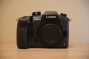 Panasonic Lumix DC-GH5 body. (1 foto / 3)