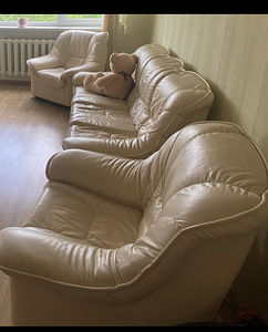Кожаный диван и кресла (2 фото из 2)