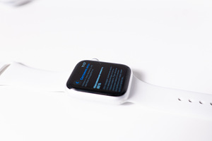 Müüa Apple Watch Series 6 44mm hõbedane alumiiniumkorpus (4 foto / 5)