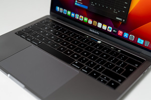 Apple MacBook Pro 13" Space Gray (2018, Touch Bar) 16GB 512 (1 foto / 8)