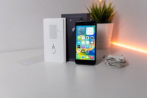 Apple iPhone 8 64 GB / Space Gray (1 foto / 8)