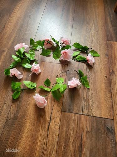 Искусственные цветы: глицинии и розовые гирлянды (фото #7)