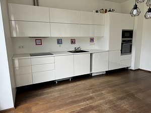 белая кухонная мебель Arens с бытовой техникой (б/у)