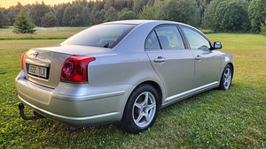 Toyota Avensis (7 foto / 11)