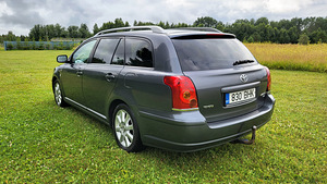 Toyota Avensis Executive (5 foto / 12)