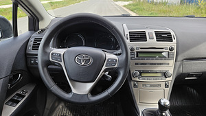 Toyota Avensis 2.0D Linea Sol (12 foto / 15)