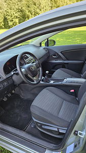 Toyota Avensis 2.0D Linea Sol (11 foto / 14)