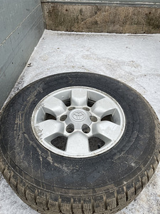 Toyota Hilux 15" оригинальные колеса с шинами (3 фото из 4)