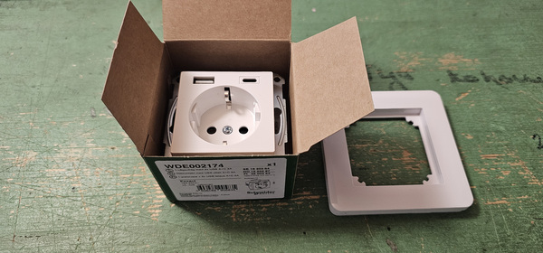 Schneider electric 220v + A+C розетка + белая рамка