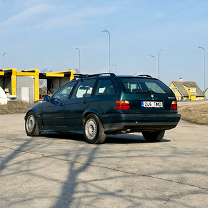 BMW 320i Touring (3 foto / 10)