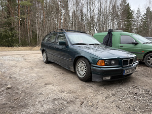 BMW 320i Touring (10 foto / 10)
