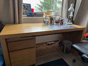 Täispuidust kirjutuslaud koos sahtliboksiga. (1 foto / 1)