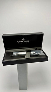 Caran d'Ache Ecridor XS Chevron Hõbe Roodium Kuulipliiats (2 foto / 3)