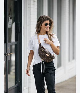 Louis Vuitton bumbag (1 foto / 9)