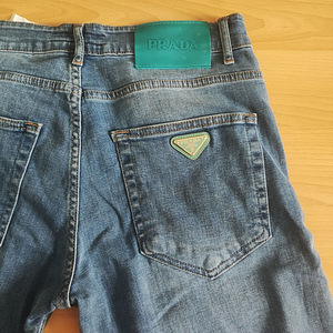 MÜÜGIL TÄIESTI UUED PRADA MEESTE TEKSAD W31/L32 (2 foto / 2)