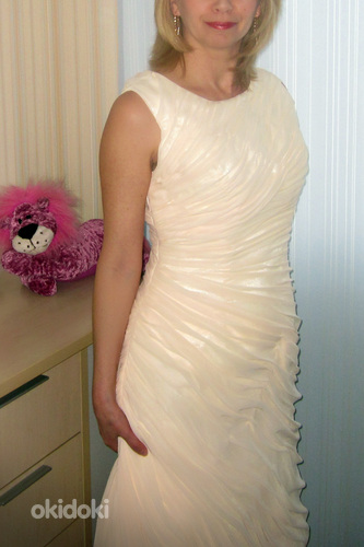 Новое, красивое, длинное платье молочного цвета, размер М . (фото #1)