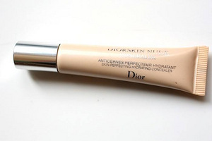 Dior peitekreem. Diorskin Nude Hydrating Concealer, 001 Ivory. (5 foto / 9)