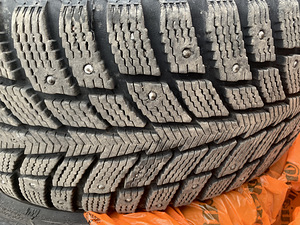 Шипованные шины Nokian 225/45 R17 на литых дисках (SAAB) + з (4 фото из 10)