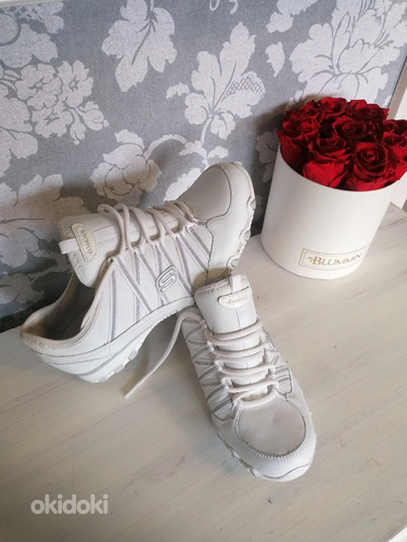Кроссовки SKECHERS.