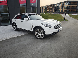 INFINITY QX70 (2 фото из 9)