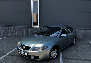 Honda Accord (2 foto / 3)
