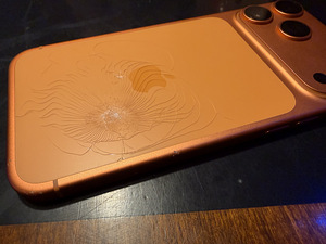 iPhone 17 Pro Max, Orange, 256Gb, tagumine klaas katki (4 foto / 5)