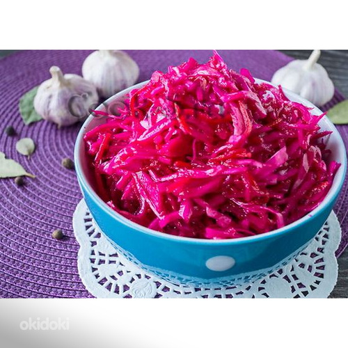 Квашеная капуста с красной свеклой.