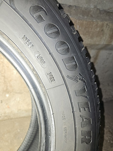 Продам комплект зимней шипованной резины Goodyear Ultra Grip (2 фото из 5)