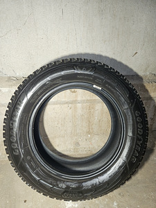 Продам комплект зимней шипованной резины Goodyear Ultra Grip (3 фото из 5)