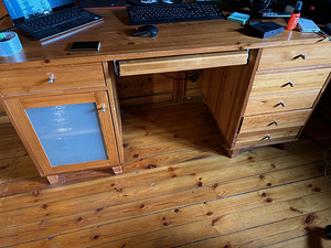 Деревянный письменный стол