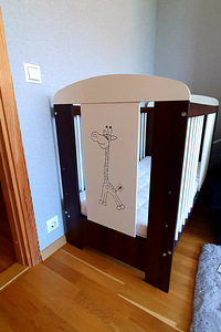 Võrevoodi pähklipuidust 120x60 + kahepoolne madrats (1 foto / 3)