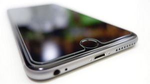 Защитные стекла для телефонов iPhone с УФ клеем (4 фото из 6)