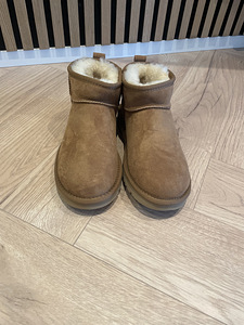 UGG CLASSIC ULTRA MINI BOOTS (1 foto / 2)