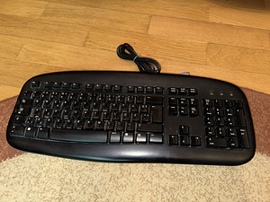 Lauaarvuti + monitor + kõrvaklapid + kõlarid + klaviatuur + (6 foto / 10)