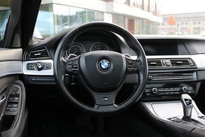 BMW 535 M-pakett 3.0 R6 220kW (13 foto / 15)