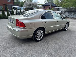 Volvo S60 2.5T AWD (3 foto / 5)