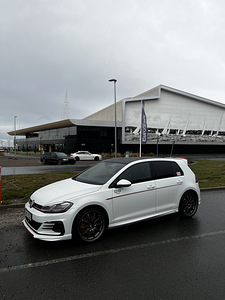 Volkswagen Golf GTI Performance 2.0 180kw (12 foto / 12)