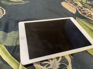 iPad Pro 1st Gen 9.7" (WiFi) / 128GB / MLMX2LL/A (5 foto / 6)