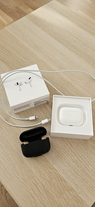 Apple AirPods Pro with MagSafe Charging Case (2 foto / 3)