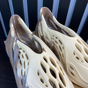Adidas Yeezy Foam RNNR (2 foto / 3)