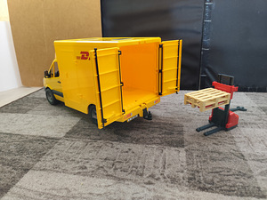 Игрушка BRUDER грузовик DHL. (4 фото из 4)